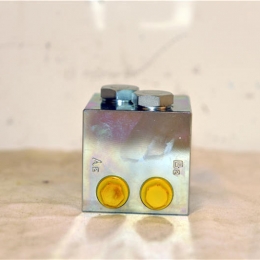 前支腿垂直液压锁01