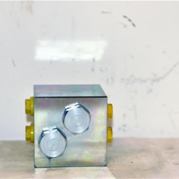 前支腿伸缩油缸液压锁01